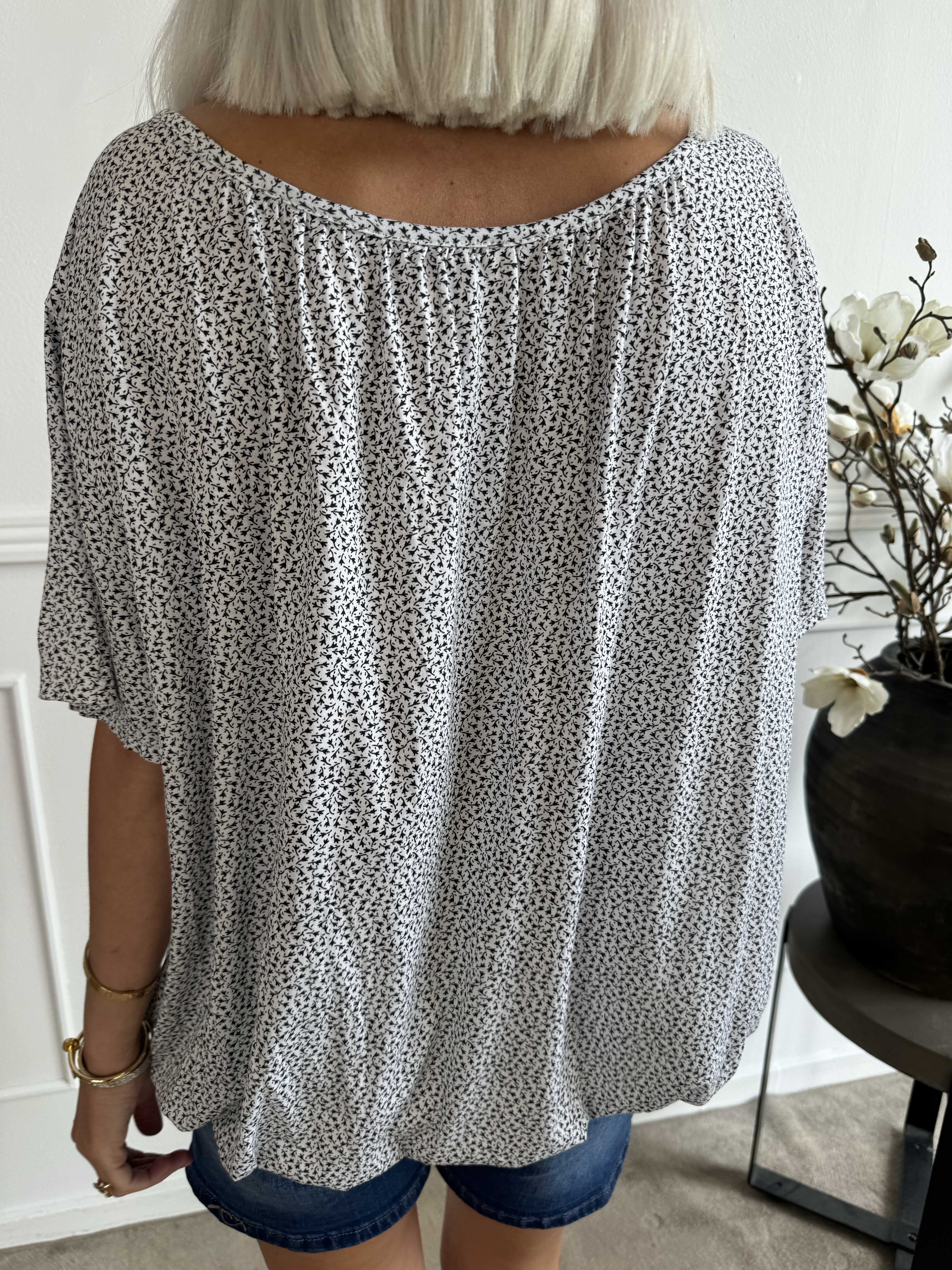 Miracle Flower T-shirt - Bluse i viskose med elastik forneden